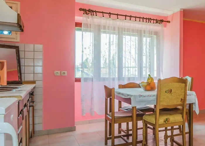 Cozy Apartment In Vrsar With Kitchen